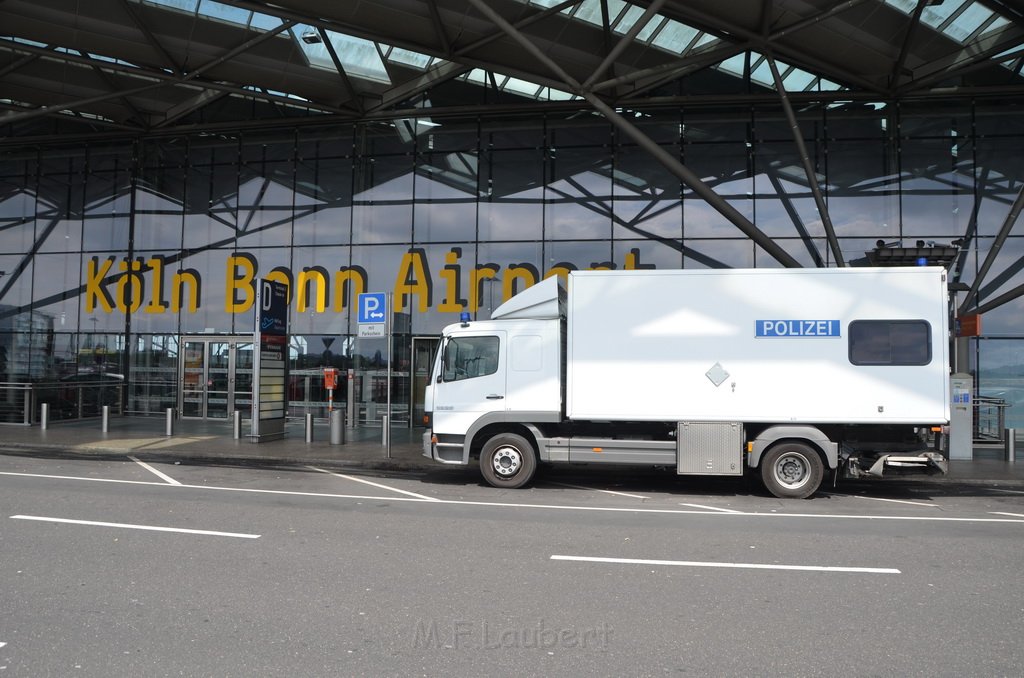 Verdaechtige Koffer Koeln Bonn Airport Koeln Porz  P08.JPG - Miklos Laubert